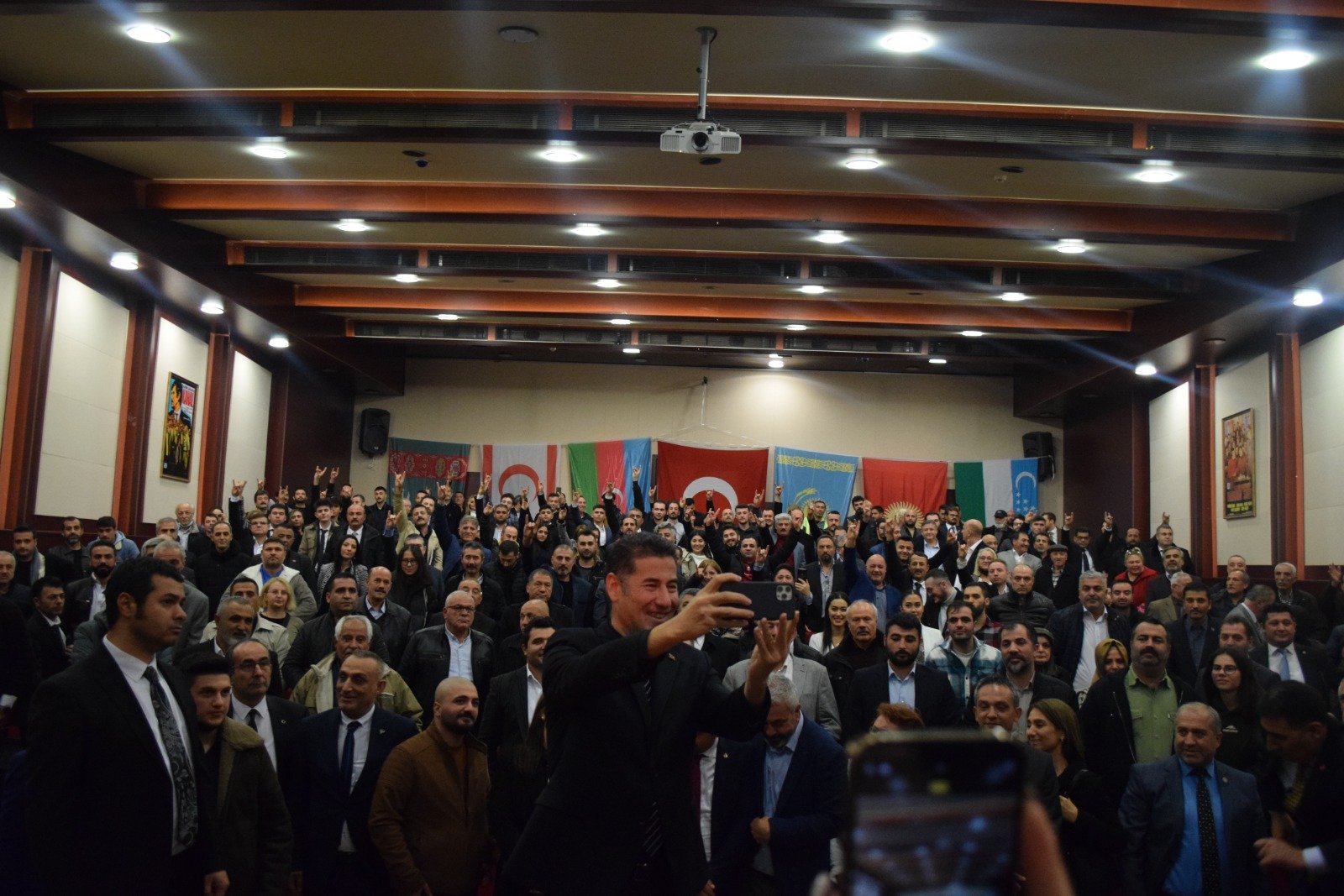 TÜRKSAM Başkanı Sayın Dr. Sinan Oğan, İstanbul Ataköy Tarık Akan Kültür Merkezi’nde Bir Konferans Gerçekleştirdi