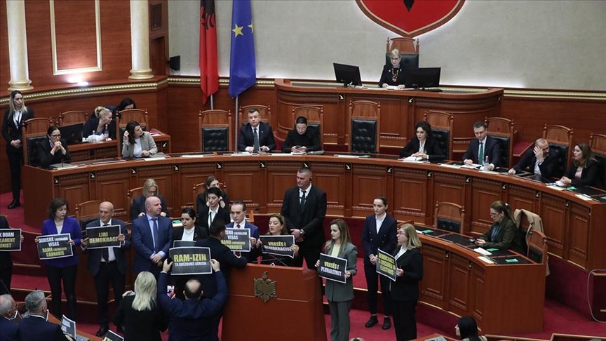 Arnavutluk Meclisi’nde Muhalefet Eylemi