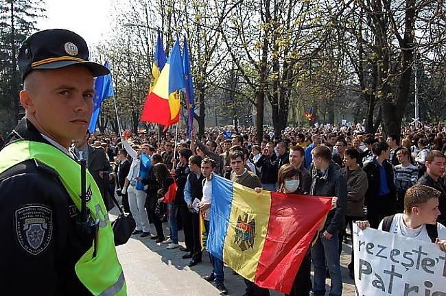 Moldova Renkli Devrimin Kucağında 