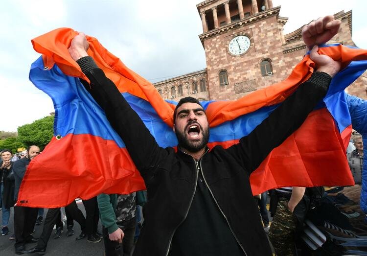 Ve Ermenistan’da Turuncu Devrim Başladı… 